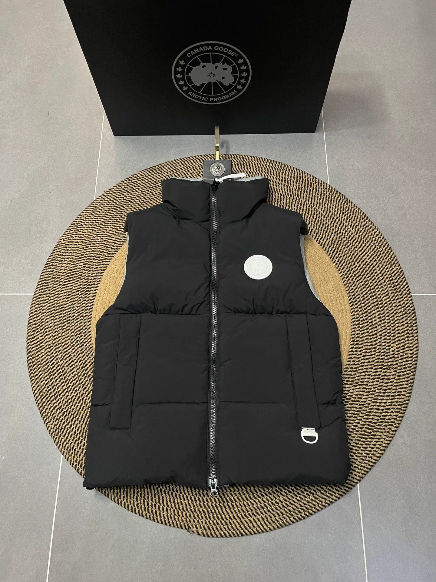 P500 Style number: Y108 Black, top pure quality, white label capsule vest for couples. Design concept: new limited edition white label vest, same style for men and women, filled with 625 fill power white goose down, and the fabric has a satin feel. Suitable for wearing in spring and autumn in various cities, this round neck design is classic and versatile, and has good thermal insulation effect! Fabric + Features: Fabric: 85% polyester, 15% cotton, windproof and waterproof Lining: 100% polyester, windproof and waterproof Filling: 80% pure white duck down, 20% pure white feather Fill power: 625 Care instructions: Dry clean Pockets: Straight insert + diagonal insert Pocket Zipper: Genuine ykk two-way entrance zipper tei temperature and feeling index 1: lightweight minus 5 degrees to 5 degrees. Technology: The fabric is made of cordura polyamide fabric, which is a new functional fabric and a leading technology product. The durability is 2 times higher than ordinary nylon fabric. Wear resistance, strong tear resistance, good hand feel and good color.   The liner is filled with imported 625 fill power 80 white duck down, and the liner is reinforced with anti-runaway velvet liner. The fly on the front center fly is designed with snap buttons to prevent ventilation and rain. Whether it is hiking, urban walking or polar exploration, this style can help you find the Canada Goose vest that suits your body, activities and lifestyle. Size: XS-XL